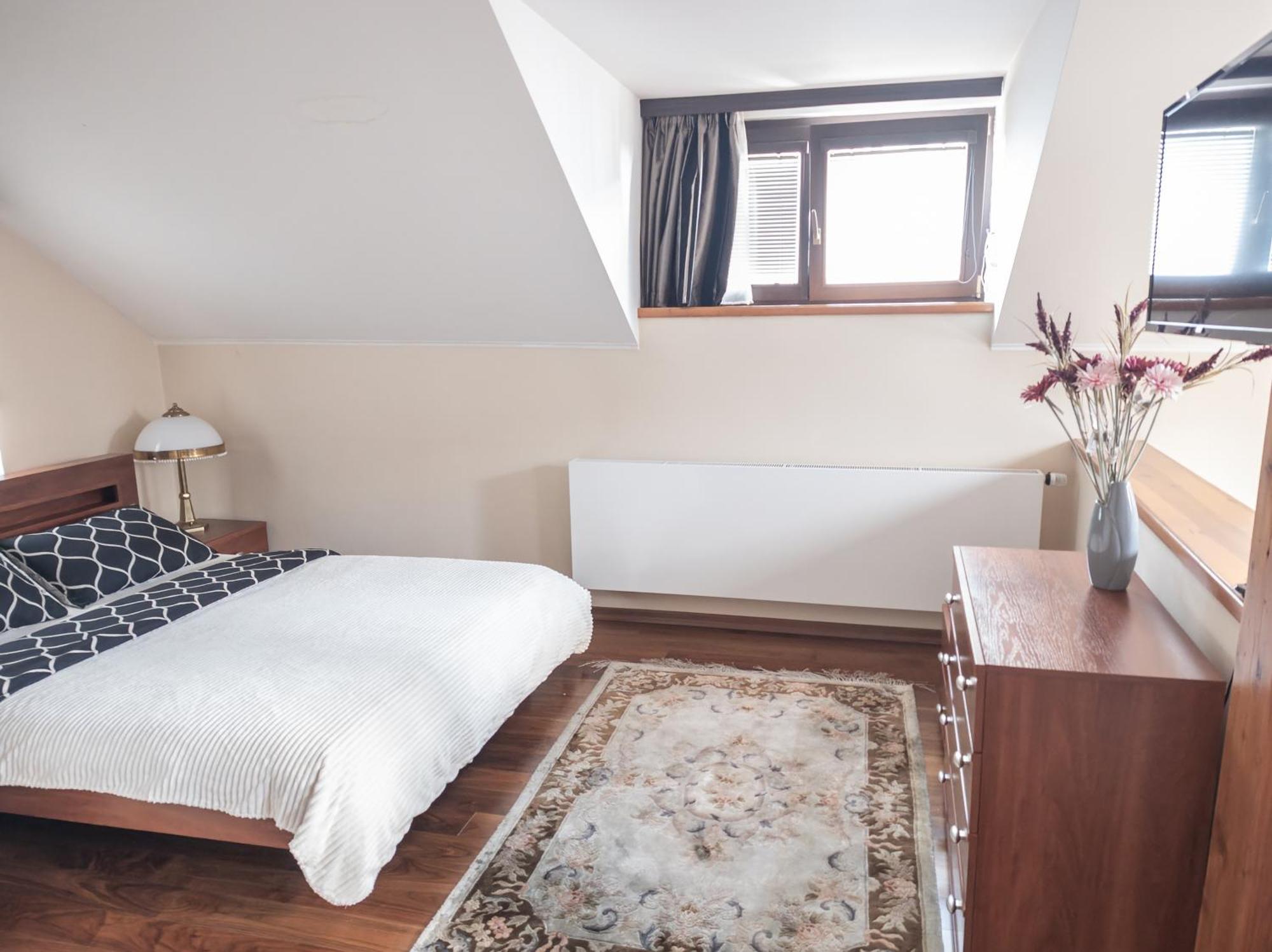 Two Bedroom Villa With Hot-Tub, Terrace And Garden, Wenceslas Square 布拉格 外观 照片