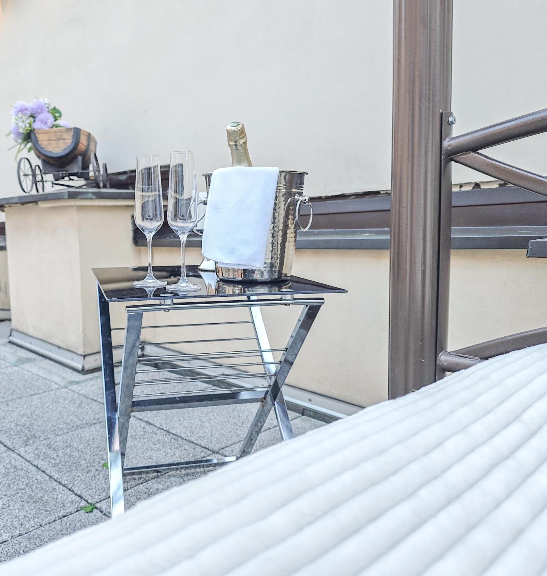 Two Bedroom Villa With Hot-Tub, Terrace And Garden, Wenceslas Square 布拉格 外观 照片
